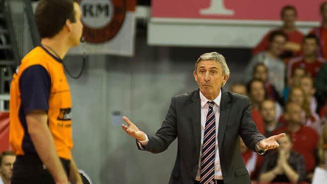 Sie werden wohl keine Freunde mehr: Bayern-Trainer Svetislav Pesic und Schiedsrichter Moritz Reiter. Foto: Tobias Köpplinger