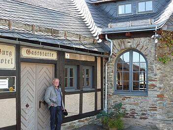 Da war Unternehmer Bernd Holzmann noch voller Tatendrang: Im April 2011 vor dem Burghotel in Lauenstein. Foto: Archiv/Veronika Schadeck