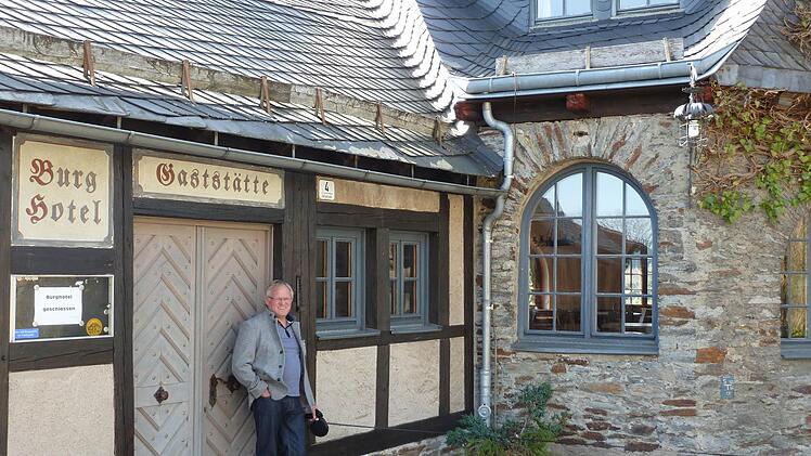 Da war Unternehmer Bernd Holzmann noch voller Tatendrang: Im April 2011 vor dem Burghotel in Lauenstein. Foto: Archiv/Veronika Schadeck