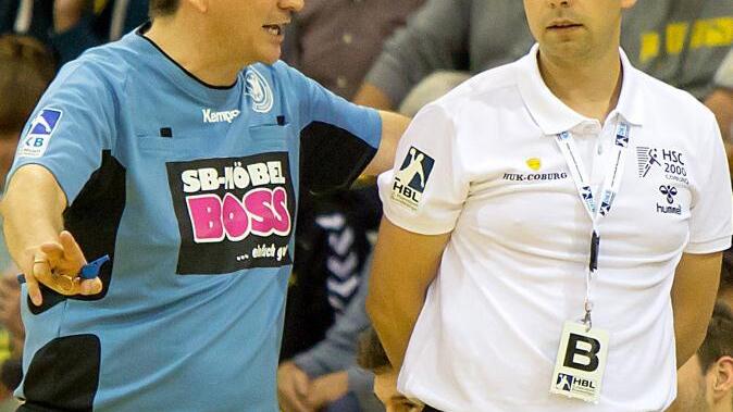 Coburgs Trainer Jan Gorr im Gespräch mit dem Schiedsrichter