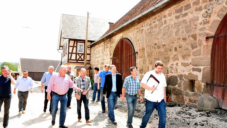 Der Bauausschuss des Marktes Maroldsweisach informierte sich in Dürrenried über den zurzeit laufenden Ausbau der Ortsdurchfahrt. Foto: Schmidt