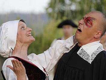 Ein klasse Paar: Oda Gräbner als Frau Marthe, Rainer Gräbner als Dorfrichter Adam  Foto: Matthias Hoch