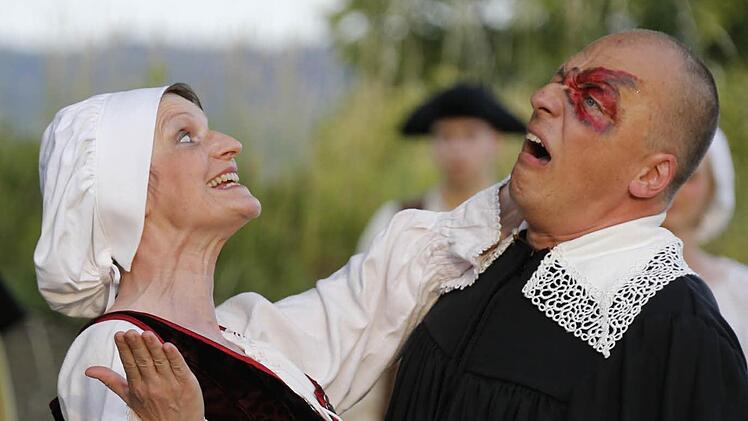 Ein klasse Paar: Oda Gräbner als Frau Marthe, Rainer Gräbner als Dorfrichter Adam  Foto: Matthias Hoch
