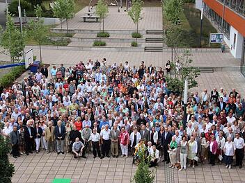 Zum traditionellen Foto fanden sich am Samstag zahlreiche ehemalige Münnerstädter Gymnasiasten vor der Schule ein. Foto: H. Beudert