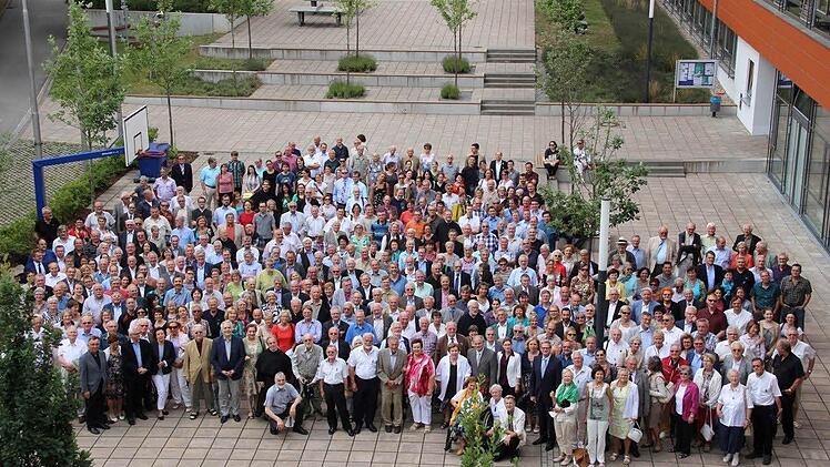 Zum traditionellen Foto fanden sich am Samstag zahlreiche ehemalige Münnerstädter Gymnasiasten vor der Schule ein. Foto: H. Beudert