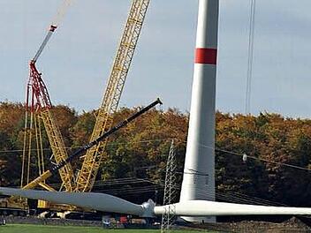 Wenn das Genehmigungsverfahren zügig läuft, werden bald - wie kürzlich in der Gemarkung Ramsthal - nordwestlich der Schwarzen Pfütze drei Windräder im Gemeindewald aufgestellt.  Foto: Stefan Geiger/Archiv