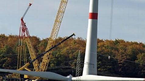Wenn das Genehmigungsverfahren zügig läuft, werden bald - wie kürzlich in der Gemarkung Ramsthal - nordwestlich der Schwarzen Pfütze drei Windräder im Gemeindewald aufgestellt.  Foto: Stefan Geiger/Archiv