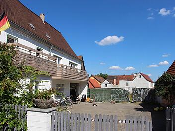 Aus der Asylunterkunft in der Engelgasse in Höchstadt sind schon zwei Familien in eigene Wohnungen gezogen. Andere Flüchtlinge hoffen noch auf die eigenen vier Wände.  Foto: C. Bauriedel