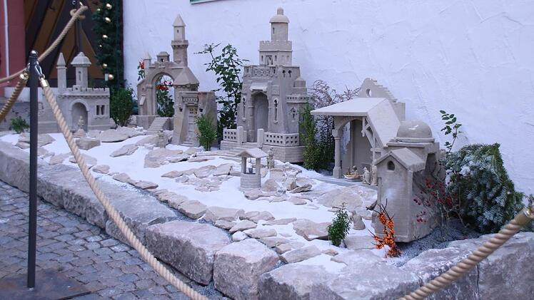 Vor dem Rathaus wurde die steinerne Krippe "Himmlisches Jerusalem" aufgebaut.