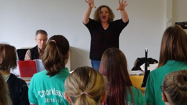 Christine Mittermair erkl&auml;rt, wie die Sch&uuml;lern lange singen k&ouml;nnen, ohne dass es anstrengend wird. Am Klavier hilft Musiklehrer Heiko M&uuml;ller.