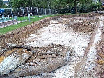 Das frühere Nichtschwimmerbecken wurde beim Bau der Erlebnishalle 1972 nicht abgerissen und war nun dem Neubau der Sauna im Weg. Abbruch und Entsorgung tragen dazu bei, dass die neue Sauna rund 2,8 Millionen Euro kosten wird statt 2,25. Foto: SÜC