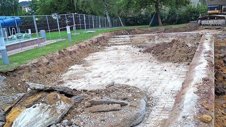 Das frühere Nichtschwimmerbecken wurde beim Bau der Erlebnishalle 1972 nicht abgerissen und war nun dem Neubau der Sauna im Weg. Abbruch und Entsorgung tragen dazu bei, dass die neue Sauna rund 2,8 Millionen Euro kosten wird statt 2,25. Foto: SÜC