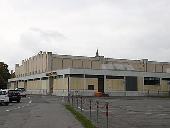 Die Dreifachhalle am Anger soll einen Bühnenanbau erhalten, um als Interimsspielstätte fürs Landestheater zu dienen. Bisher hieß es, dass diese Interimsspielstätte keine Dauerlösung sein solle. Doch nun signalisiert der Freistaat offenbar ein Umdenken. Foto: CT-Archiv