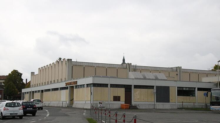 Die Dreifachhalle am Anger soll einen Bühnenanbau erhalten, um als Interimsspielstätte fürs Landestheater zu dienen. Bisher hieß es, dass diese Interimsspielstätte keine Dauerlösung sein solle. Doch nun signalisiert der Freistaat offenbar ein Umdenken. Foto: CT-Archiv