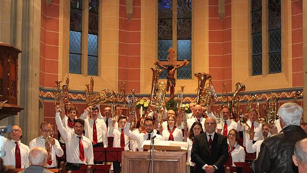 Die Musiker bedanken sich beim Publikum. Foto: Carmen Schwind