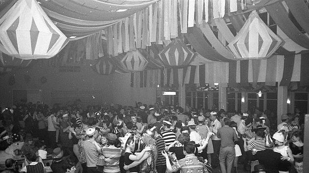 Die Tanzfl&auml;che war voll bei den Faschingst&auml;nzen im M&uuml;nnerst&auml;dter Turnerheim in den sp&auml;ten 1960er Jahren.Stadtarchiv/Gerhard Fuhrmann