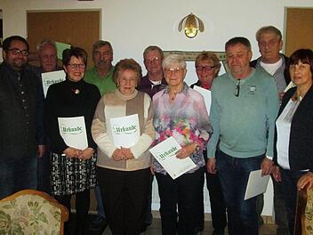 Kreisvorsitzender Markus Stockmann (links) und Ortsvorsitzende Ursula Wiegel (rechts ) würdigten für 25-jährige Mitgliedschaft (von links) Rainer und Evelyn Sitzmann, Jürgen Wüscher, Gertrud Becker, Alfred Kuchenbrod, Anni Rüth, Marga Bruschke, Winfried Wahler und Jürgen Bruschke mit der silbernen Ehrennadel.