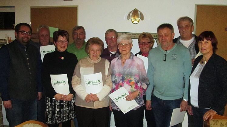 Kreisvorsitzender Markus Stockmann (links) und Ortsvorsitzende Ursula Wiegel (rechts ) würdigten für 25-jährige Mitgliedschaft (von links) Rainer und Evelyn Sitzmann, Jürgen Wüscher, Gertrud Becker, Alfred Kuchenbrod, Anni Rüth, Marga Bruschke, Winfried Wahler und Jürgen Bruschke mit der silbernen Ehrennadel.