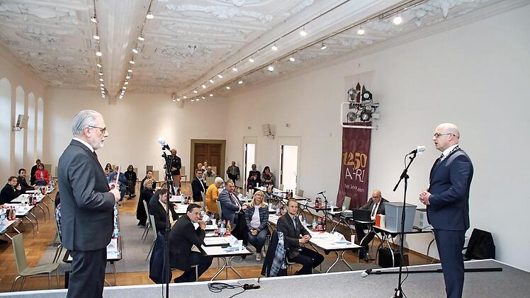 Bei der konstituierenden Sitzung des Stadtrats nahm Leo Pfennig (links) Münnerstadts Bürgermeister Michael Kastl den Amtseid ab. Wenig später stimmten die Stadträte einstimmig für die neue Geschäftsordnung, die ein paar gravierende Änderungen beinhaltet.  Foto: Thomas Malz