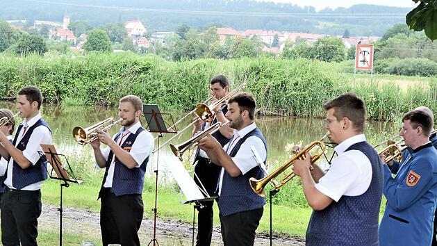 Mit einem einst&uuml;ndigen Auftritt begeisterte die Altenkunstadter Blaskapelle die Anwesenden am Mainufer in Altenkunstadt.