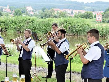 Mit einem einstündigen Auftritt begeisterte die Altenkunstadter Blaskapelle die Anwesenden am Mainufer in Altenkunstadt.