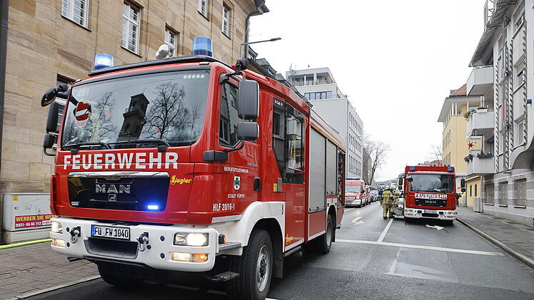 Feuerwehr und Rettungsdienst eilten zur Fürther Dienststelle der Autobahndirektion Nordbayern, weil Qualm aus den Kellerräumen drang.