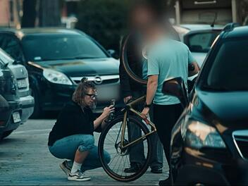 In Polen trifft ZDF-Reporterin Megan auf den Verkäufer Adam - und auf Sebastians gestohlenes Fahrrad.