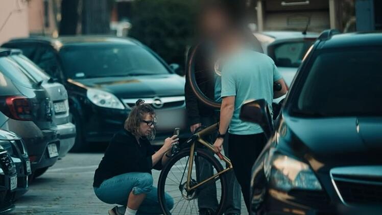 In Polen trifft ZDF-Reporterin Megan auf den Verkäufer Adam - und auf Sebastians gestohlenes Fahrrad.