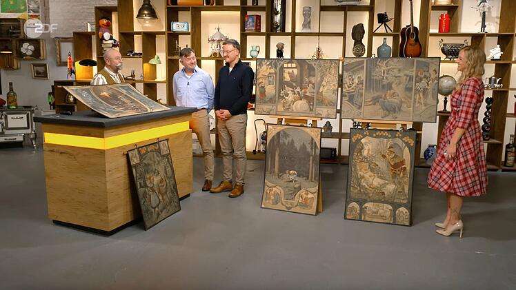 Schulkarten mit M&auml;rchen-Motiven der Gebr&uuml;der Grimm, wie etwa die Heinzelm&auml;nnchen und Dornr&ouml;schen, datierte Annika Ra&szlig;bach von 1904 bis 1918. Der Wunschpreis f&uuml;r die Papptafeln vom Meinhold Verlag (Dresden) lag bei 350 Euro. Die Expertin sch&auml;tzte 300 bis 360 Euro. Und Jos van Katwijk zahlte 200 Euro.