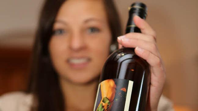 Wein mit gutem Körper: Auch bei einem seiner Etikette setzt das Weingut Laufer auf Sinnlichkeit. Foto: Barbara Herbst