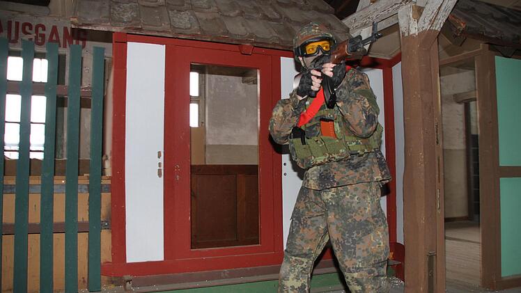 Die roten Bänder zeichnen die Spieler als Mitglied von Team Rot aus