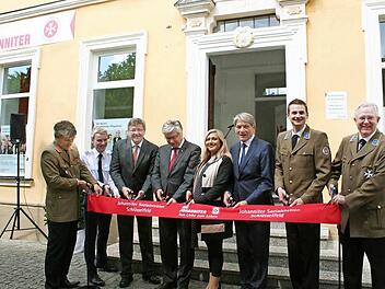 Andreas Hautmann, Andreas Straube, Bernhard Seeger, Rüdiger Gerst, Melanie Huml, Heinrich Rudrof, Philipp M. Köppe und Jürgen von Keßinger (von links) beim Festakt zur Eröffnung der Sozialstation in Schlüsselfeld.  Fotos: Evi Seeger
