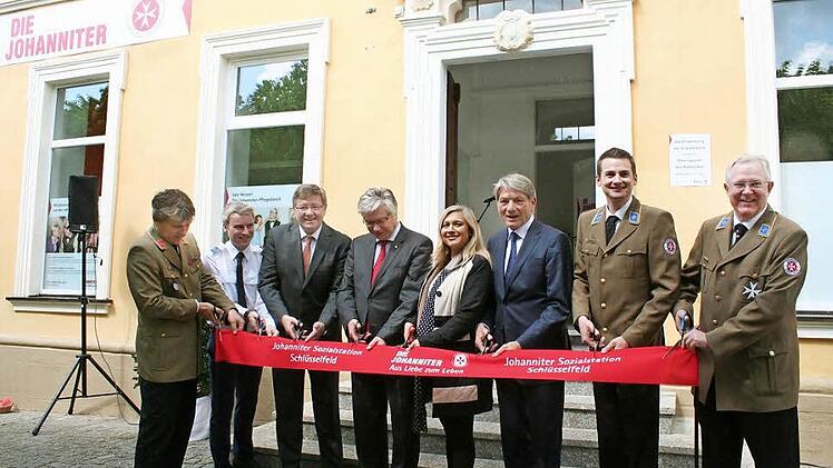 Andreas Hautmann, Andreas Straube, Bernhard Seeger, Rüdiger Gerst, Melanie Huml, Heinrich Rudrof, Philipp M. Köppe und Jürgen von Keßinger (von links) beim Festakt zur Eröffnung der Sozialstation in Schlüsselfeld.  Fotos: Evi Seeger