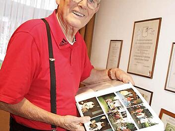 Robert Hartmann erinnert sich gerne an seine aktive Zeit zurück. Wenn er im Fotoalbum blättert, werden viele Erinnerungen wach. Foto: Sonja Adam