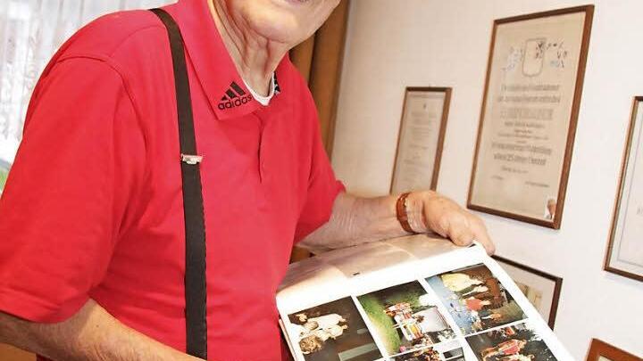 Robert Hartmann erinnert sich gerne an seine aktive Zeit zurück. Wenn er im Fotoalbum blättert, werden viele Erinnerungen wach. Foto: Sonja Adam