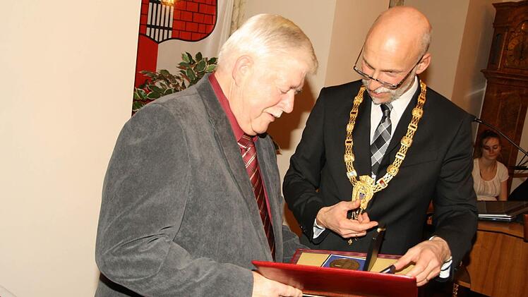 Die Bürgermedaille der Stadt Bad Kissingen für Josef Plener (mit Oberbürgermeister Kay Blankenburg). Foto: Paul Ziegler