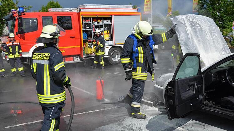 Ein Pkw brannte am Mittwoch im Bad Kissinger Stadtteil Garitz.  Foto: Peter Rauch