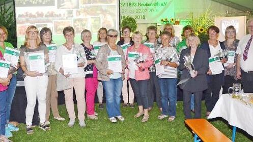 Diese Junggebliebenen haben immerhin schon vier Treue-Jahrzehnte beim TSV auf dem Buckel. Rechts Vorsitzender Leonhard Welscher.