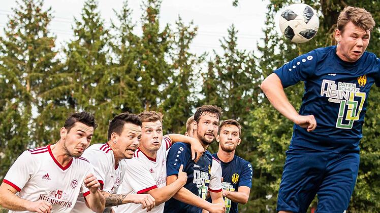 Der Nemmersdorfer Markus Dittmann (rechts) war mit drei Treffern der &uuml;berragende Mann seiner Mannschaft. Die Neuenmarkter k&ouml;nnen in dieser Szene nur zuschauen. Foto: Alexander Muck