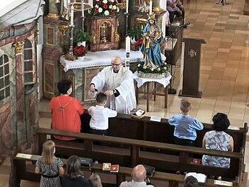 Bei einer eucharistischen Andacht am Sonntagnachmittag wurde die Aufnahme in die Skapulierbruderschaft gefeiert. Foto: Heike Schülein