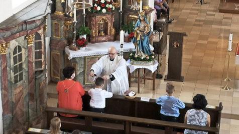 Bei einer eucharistischen Andacht am Sonntagnachmittag wurde die Aufnahme in die Skapulierbruderschaft gefeiert. Foto: Heike Schülein