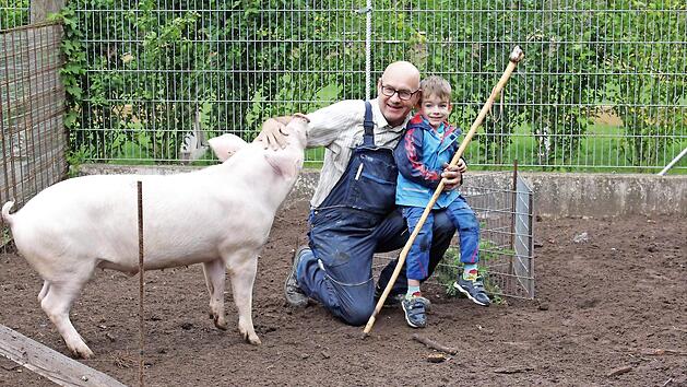 Bei Klaus Dresel werden die Schweine nicht mit Kraftfutter hochgezüchtet. Es gehe ihm um gutes Fleisch, nicht um die Masse.  Foto: Evi Seeger