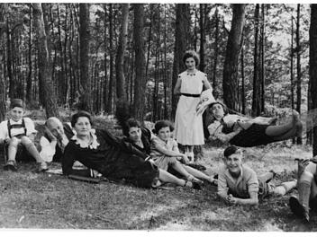 Dieses Foto ist vermutlich im Jahr 1936 entstanden. Es zeigt (von links) Alfred Stühler, der heute als letzter Überlebender der früheren jüdischen Gemeinde Hammelburg in Wien wohnt, Willy Samuels, Jenny Stühler, Meta Stühler, Erika Stühler (Bander) und die im April 2020 im Alter von 99 Jahren verstorbene Toni Stühler (Conn).
