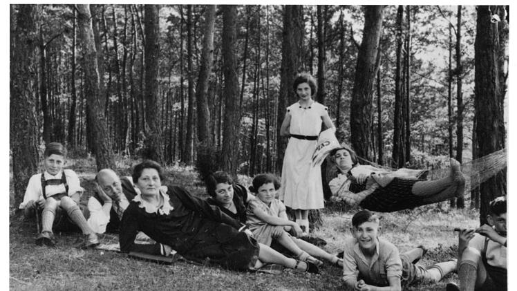 Dieses Foto ist vermutlich im Jahr 1936 entstanden. Es zeigt (von links) Alfred Stühler, der heute als letzter Überlebender der früheren jüdischen Gemeinde Hammelburg in Wien wohnt, Willy Samuels, Jenny Stühler, Meta Stühler, Erika Stühler (Bander) und die im April 2020 im Alter von 99 Jahren verstorbene Toni Stühler (Conn).