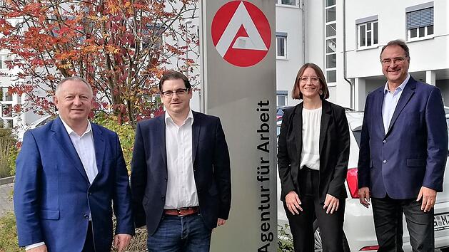 Thomas Stelzer (rechts), Vorsitzender der Geschäftsführung der Agentur für Arbeit Schweinfurt, verkündete im Beisein von Landrat Thomas Bold (links) den Leitungswechsel der Bad Kissinger AfA-Geschäftsstelle von Dipl.-Verwaltungswirt Marco Beier au...