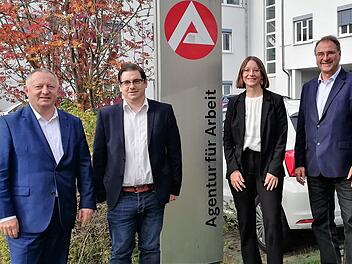 Thomas Stelzer (rechts), Vorsitzender der Geschäftsführung der Agentur für Arbeit Schweinfurt, verkündete im Beisein von Landrat Thomas Bold (links) den Leitungswechsel der Bad Kissinger AfA-Geschäftsstelle von Dipl.-Verwaltungswirt Marco Beier au...