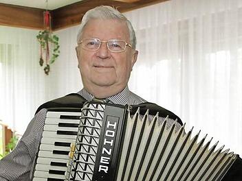 Heinz Geiger ist Musiker mit Leib und Seele. Als Musiklehrer und als Dirigent des Akkordeonorchesters hat er einem heute wenig populären Instrument wieder zu neuem Glanz verholfen. Foto: Dagmar Besand