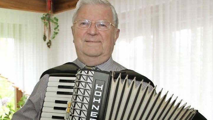 Heinz Geiger ist Musiker mit Leib und Seele. Als Musiklehrer und als Dirigent des Akkordeonorchesters hat er einem heute wenig populären Instrument wieder zu neuem Glanz verholfen. Foto: Dagmar Besand