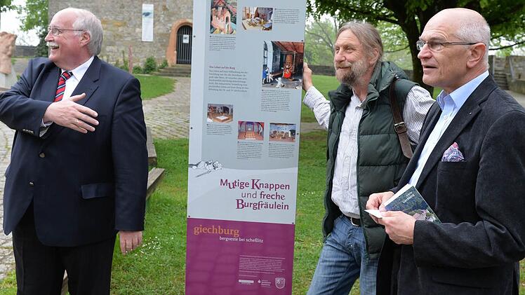 Alle großen und kleinen Kinder lud Regierungspräsident Wolfgang Wenning (links) herzlich ein, näher zu treten. Burgenforscher Joachim Zeune und Landrat Günther Denzler (rechts) haben für die "Beschilderung" der Giechburg gesorgt. Fotos: Ronald Rinklef