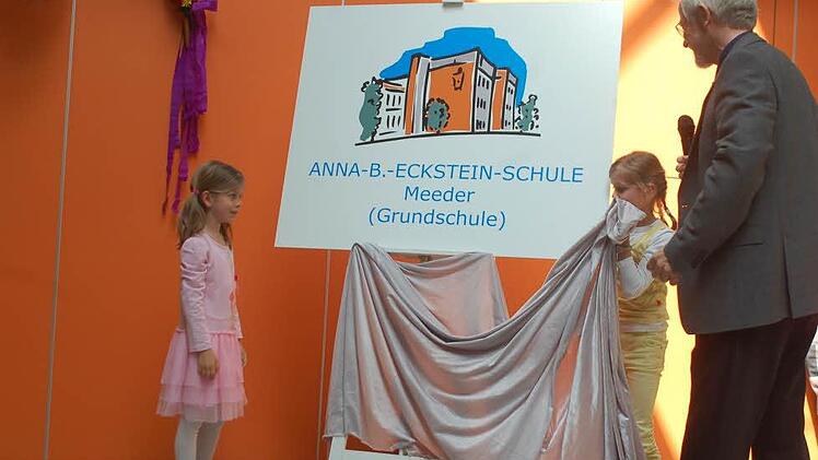 Das Namensschild haben die Schülerinnen Anna Weißleder und Anna Schubert gemeinsam mit Pfarrer Eberhard Sperl feierlich enthüllt. Foto Gabi Arnold